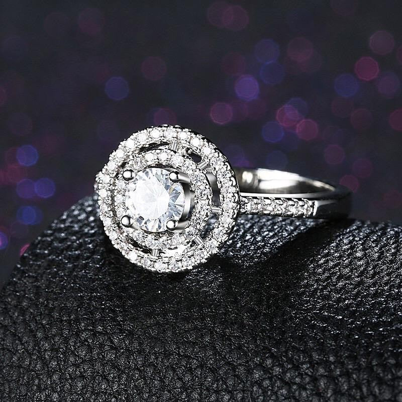 Stunning Round Diamond Silver Ring1